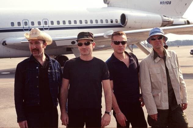 The Edge, Bono, Adam Clayton und Larry Mullen Jr. von U2 bei der Ankunft auf dem Fliegerhorst Wunstorf. Wunstorf, 20.08.1997 Foto:xC.xNiehausx xFuturexImage