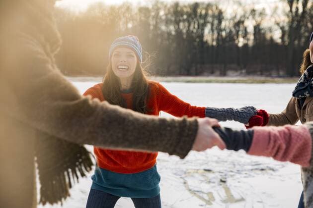 IMAGO Creative, Jahreszeit Winter, Eislaufen Friends ice skating in a circle on frozen lake model released Symbolfoto  MFF03536