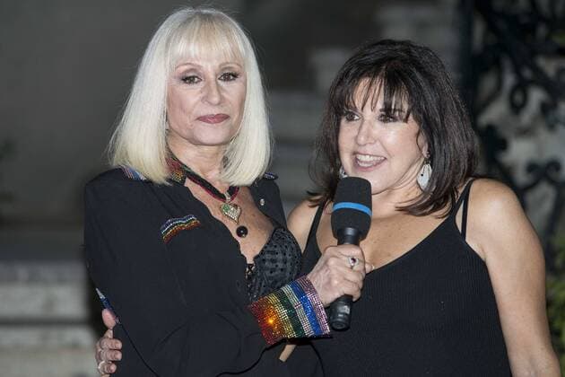 Italian singer Raffaella Carra and Spanish actress Loles Leon receives the World Pride Award 2017 at Italian Embassy in Madrid, June 27, 2017. Spain.  (20170627016)