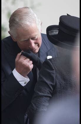 Bilder des Tages . 27 06 2017. London, United Kingdom. The Prince of Wales greets The Queen at the funeral of Countess Mountbatten of Burma at St.Paul s church in Knightsbridge, London.  xStephenxLockx xi-Imagesx IIM-15463-0028