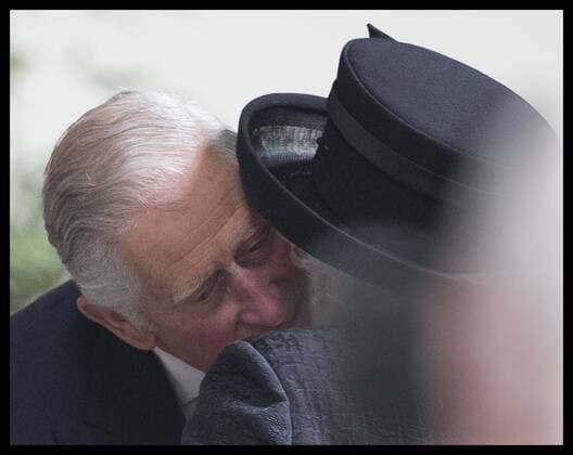 . 27 06 2017. London, United Kingdom. The Prince of Wales greets The Queen at the funeral of Countess Mountbatten of Burma at St.Paul s church in Knightsbridge, London.  xStephenxLockx xi-Imagesx IIM-15463-0029