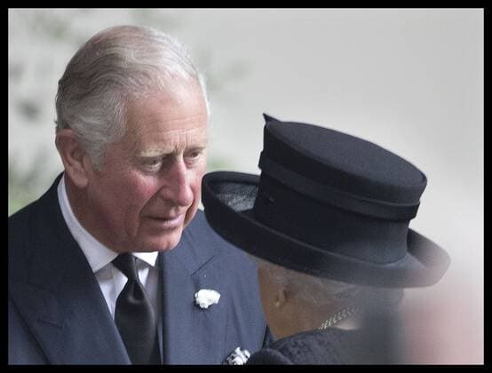 . 27 06 2017. London, United Kingdom. The Prince of Wales greets The Queen at the funeral of Countess Mountbatten of Burma at St.Paul s church in Knightsbridge, London.  xStephenxLockx xi-Imagesx IIM-15463-0032
