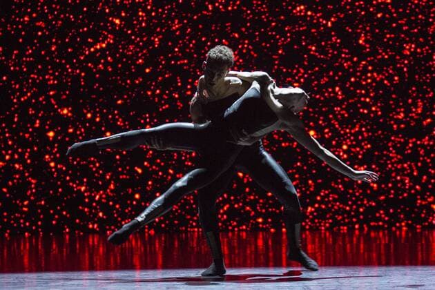London, UK. 27 June 2017. Alexander Whitley Dance Company present the World Premiere of 8 Minutes at Sadler s Wells Theatre. 8 Minutes is choreographed and directed by Alexander Whitley, performers: Julia Sanz Fernandez, David Ledger, Luke Crook, Victoria Roberts, Hannah Eckholm, Tia Hockey and Leon Poulton. Performances at Sadler s Wells on 27th and 28th June 2017. The piece is a Sadler s Wells commission, co-commissioned by DanceEast & Trinity Laban Conservatoire of Music & Dance. Photo: Vibrant Pictures Alamy Live News Alexander Whitley Dance Compan, 8 Minutes, Sadler s Wells, London, UK
