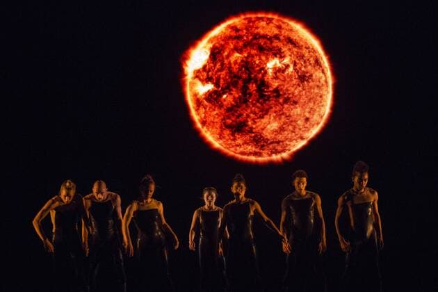 Bilder des Tages London, UK. 27 June 2017. Alexander Whitley Dance Company present the World Premiere of 8 Minutes at Sadler s Wells Theatre. 8 Minutes is choreographed and directed by Alexander Whitley, performers: Julia Sanz Fernandez, David Ledger, Luke Crook, Victoria Roberts, Hannah Eckholm, Tia Hockey and Leon Poulton. Performances at Sadler s Wells on 27th and 28th June 2017. The piece is a Sadler s Wells commission, co-commissioned by DanceEast & Trinity Laban Conservatoire of Music & Dance. Photo: Vibrant Pictures Alamy Live News Alexander Whitley Dance Compan, 8 Minutes, Sadler s Wells, London, UK