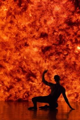 London, UK. 27 June 2017. Alexander Whitley Dance Company present the World Premiere of 8 Minutes at Sadler s Wells Theatre. 8 Minutes is choreographed and directed by Alexander Whitley, performers: Julia Sanz Fernandez, David Ledger, Luke Crook, Victoria Roberts, Hannah Eckholm, Tia Hockey and Leon Poulton. Performances at Sadler s Wells on 27th and 28th June 2017. The piece is a Sadler s Wells commission, co-commissioned by DanceEast & Trinity Laban Conservatoire of Music & Dance. Photo: Vibrant Pictures Alamy Live News Alexander Whitley Dance Compan, 8 Minutes, Sadler s Wells, London, UK