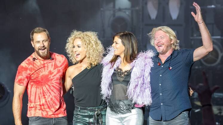June 24, 2017 - Chicago, Illinois, U.S - JIMI WESTBROOK, KIMBERLY SCHLAPMAN, KAREN FAIRCHILD and PHILLIP SWEET of Little Big Town during Country LakeShake Music Festival at Huntington Bank Pavilion at Northerly Island in Chicago, Illinois Chicago U.S. - ZUMAs135 20170624_zap_s135_065 Copyright: xDanielxDeSloverx