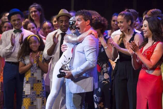 Antonio Banderas erhält Auszeichnung in Malaga Spanish actor and director Antonio Banderas receives a prize of the Superior School of Performing Arts (Esaem in Spanish) at the Cervantes Theater in Malaga, Andalusia, Spain, 27 June 2017. Banderas receives award from the Superior School of Performing Arts of Malaga !ACHTUNG: NUR REDAKTIONELLE NUTZUNG!  Copyright: xDanielxPérezx MAL001 20170628-636342052501251439