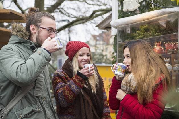 Friends drinking mulled wine at Christmas market mit_2032_10473