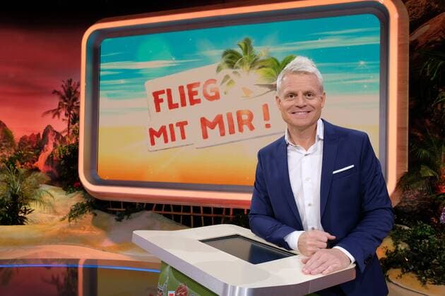 Guido Cantz moderiert die neue Quizshow Flieg mit mir! bei der sich Singles kennenlernen und bei gegenseitiger Sympathie entweder gemeinsam in den Urlaub fliegen können oder sich für einen Geldgewinn entscheiden. Fototermin im Studio Hamburg, Atelier A9 10 am 27.6.2017