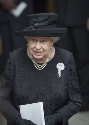 218931 Papixs Starface 2017-06-27 London Royaume Uni Funerailles de la Comtesse Mountbatten - 27th June 2017 London UK Britain s Queen Elizabeth accompanied by Prince Philip and Prince Charles attends the funeral of The Countess Mountbatten of Burma at St Paul s Church in Knightsbridge. Reine Elizabeth Elisabeth II de Windsor (Angleterre)  Copyright: xPapixsx xStarfacex STAR_218931_009