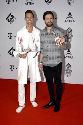 Tom Beck und Statist Florian bei der Verleihung des 13th Street Shocking Short Award 2017 im Rahmen des 35. Filmfest München 2017 in der Serologischen Klinik für Nervenkitzel. München, 27.06.2017 Foto:xP.xSchönbergerx xFuturexImage