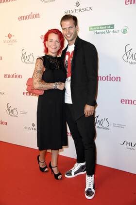 Dennis Diekmeier mit Ehefrau Dana Diekmeier beim Emotion Award 2017 in der Laeiszhalle in Hamburg am 28.06.2017