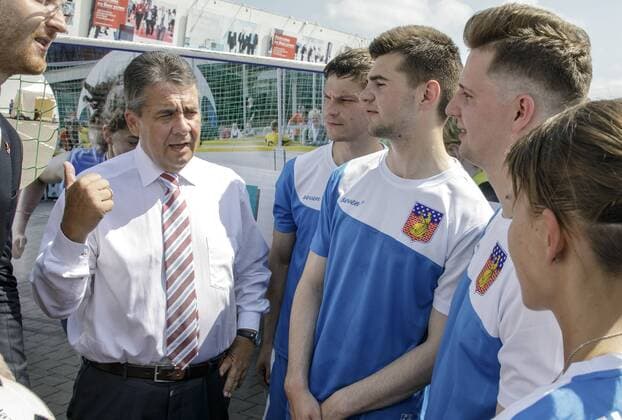 Sigmar Gabriel, SPD, Vizekanzler und Bundesaussenminister, trifft in Krasnodar Russland Teilnehmer des Aktionstages - Strassenfussball fuer Toleranz -. Krasnodar 29.06.2017 Krasnodar Russland Copyright: xThomasxImo photothek.netx