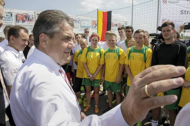 Sigmar Gabriel, SPD, Vizekanzler und Bundesaussenminister, trifft in Krasnodar Russland Teilnehmer des Aktionstages - Strassenfussball fuer Toleranz -. Krasnodar 29.06.2017 Krasnodar Russland Copyright: xThomasxImo photothek.netx