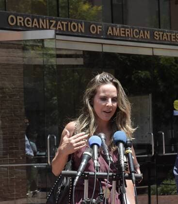 Mexican actress Kate del Castillo (C) arrives at the Inter American Commission of Human Rights (IACHR) in Washington DC, United States, 29 June 2017. Del Castillo, who is linked to Mexican druglord Joaquin el Chapo Guzman, sued the Mexican Government before the IACHR for violationg her rights during the case related to the druglord. Kate del Castillo sues the Mexican Government on the Chapo case !ACHTUNG: NUR REDAKTIONELLE NUTZUNG!  Copyright: xLENINxNOLLYx WAS001 20170629-636343655478403516
