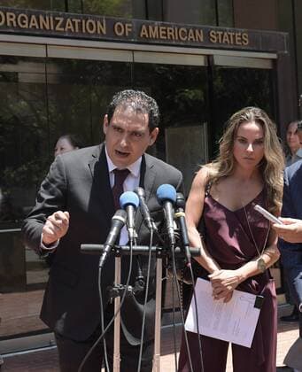 Mexican actress Kate del Castillo (R) listens to lawyer Alejandro Rojas Brunera at the Inter American Commission of Human Rights (IACHR) in Washington DC, United States, 29 June 2017. Del Castillo, who is linked to Mexican druglord Joaquin el Chapo Guzman, sued the Mexican Government before the IACHR for violationg her rights during the case related to the druglord. Kate del Castillo sues the Mexican Government on the Chapo case !ACHTUNG: NUR REDAKTIONELLE NUTZUNG!  Copyright: xLENINxNOLLYx WAS001 20170629-636343655585108884