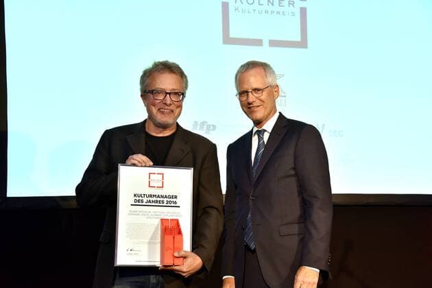 Jörg Will, ifp - Institut für Personal- und Unternehmensberatung, überreicht Gerhard Veeck (l) den Preis KulturManager des Jahres für das Management des Stadtgarten , der im vergangenen Jahr von der Bundesregierung zur Spielstätte des Jahres ernannt wurde: mit über 400 Konzerten jährlich gehört der Stadtgarten zu den bedeutendsten Veranstaltungsorten für Musik in Nordrhein-Westfalen am 29.06.2017 in Köln bei der Verleihung des 8. Kölner Kulturpreis. Der Kölner Kulturpreis ist eine Auszeichnung des Kölner Kulturrates. Er würdigt die Leistungen des Vorjahres.