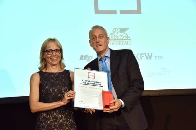 Louwrens Langevoort, Chef der Kölner Philharmonie erhielt Preis für das Projekt 8 Brücken von Andrea Timmesfeld Leiterin Public Affairs & Community Engagement der Generali überreicht am 29.06.2017 in Köln bei der Verleihung des 8. Kölner Kulturpreis. Der Kölner Kulturpreis ist eine Auszeichnung des Kölner Kulturrates. Er würdigt die Leistungen des Vorjahres.