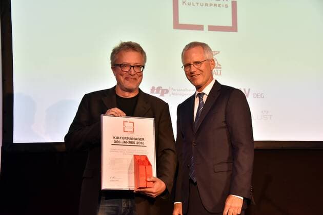 Jörg Will, ifp - Institut für Personal- und Unternehmensberatung, überreicht Gerhard Veeck (l) den Preis KulturManager des Jahres für das Management des Stadtgarten , der im vergangenen Jahr von der Bundesregierung zur Spielstätte des Jahres ernannt wurde: mit über 400 Konzerten jährlich gehört der Stadtgarten zu den bedeutendsten Veranstaltungsorten für Musik in Nordrhein-Westfalen am 29.06.2017 in Köln bei der Verleihung des 8. Kölner Kulturpreis. Der Kölner Kulturpreis ist eine Auszeichnung des Kölner Kulturrates. Er würdigt die Leistungen des Vorjahres.