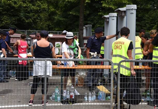 Foto IPP Sabattini Alessandro , Modena 1 07 2017 - Concerto di Vasco Rossi al Modena Park - Nella foto controlli della Polizia con uso di Metal Detector agli ingressi  0