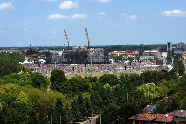 Foto IPP Sabattini Alessandro , Modena 1 07 2017 - Concerto di Vasco Rossi al Modena Park - Nella foto una panoramica dall alto del palco con le due enormi gru .  0
