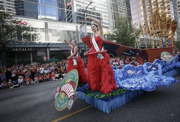 (170703) -- VANCOUVER, July 3, 2017 -- Performers wave to spectators while taking part in the 2017 Canada Day Parade in Vancouver, Canada, July 2, 2017. About 2,000 participants in different traditional costumes participated in this event to celebrate Canada s 150th birthday on Saturday in Vancouver. ) (yy) CANADA-VANCOUVER-150TH CELEBRATION OF CANADA DAY LiangxSen 