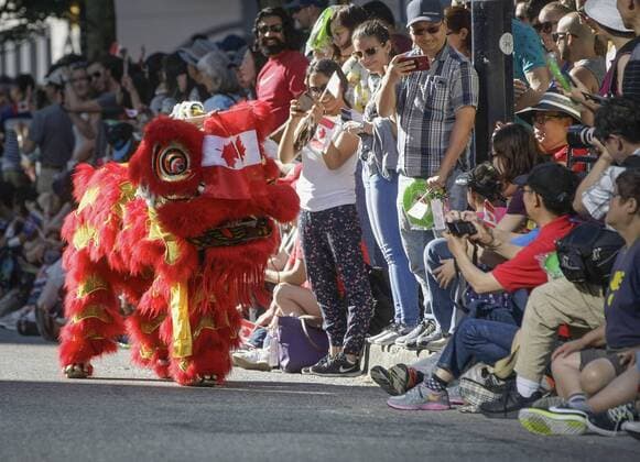 (170703) -- VANCOUVER, July 3, 2017 -- People admire the Chinese lion dance during the 2017 Canada Day Parade in Vancouver, Canada, July 2, 2017. About 2,000 participants in different traditional costumes participated in this event to celebrate Canada s 150th birthday on Saturday in Vancouver. ) (yy) CANADA-VANCOUVER-150TH CELEBRATION OF CANADA DAY LiangxSen 