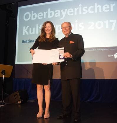 Verleihung des Oberbayerischen Kulturpreises an Bettina Mitterndorfer und Spider Murphy Gang im Bürgerhaus Haar am 2. Juli 2017 Bettina Mitterndorfer mit Josef Mederer