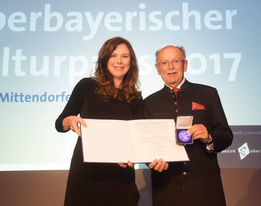 Verleihung des Oberbayerischen Kulturpreises an Bettina Mitterndorfer und Spider Murphy Gang im Bürgerhaus Haar am 2. Juli 2017 Bettina Mitterndorfer mit Josef Mederer