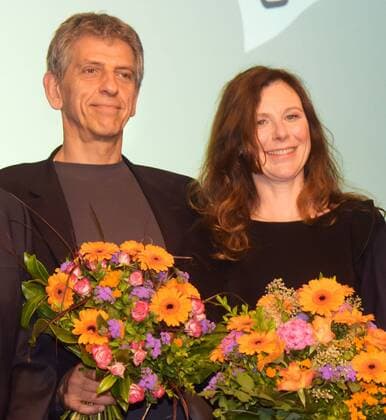 Verleihung des Oberbayerischen Kulturpreises an Bettina Mitterndorfer und Spider Murphy Gang im Bürgerhaus Haar am 2. Juli 2017 Bettina Mitterndorfer mit Martin Gruber (Laudator)