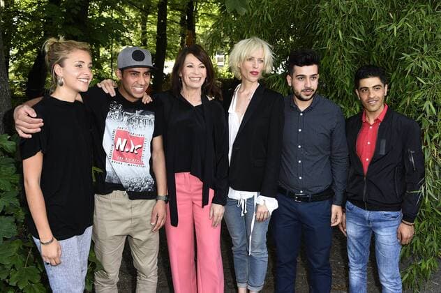 Iris Berben und Katja Eichinger mit Flüchtlingen aus Afghanistan und Iran bei der Premiere von Mix It! - ein Projekt der Deutschen Filmakademie und bilderbewegen e.V. im Filmtheater am Friedrichshain. Berlin, 03.07.2017 Foto:xF.xKernx xFuturexImage