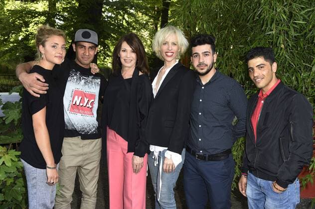 Iris Berben und Katja Eichinger mit Flüchtlingen aus Afghanistan und Iran bei der Premiere von Mix It! - ein Projekt der Deutschen Filmakademie und bilderbewegen e.V. im Filmtheater am Friedrichshain. Berlin, 03.07.2017 Foto:xF.xKernx xFuturexImage