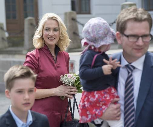 Bilder des Tages Die neue Ministerpräsidentin Manuela Schwesig nach ihrer Vereidigung zusammen mit ihren Kindern und Ehemann nach ihrer Vereidigung vor der Staatskanzlei in Schwerin. Der Landtag von Mecklenburg-Vorpommern hat am Vormittag Manuela Schwesig (SPD) zur Ministerpräsidentin gewählt. Sie tritt die Nachfolge von Erwin Sellering an. Schwerin Copyright: FrankxHormannx xnordlicht