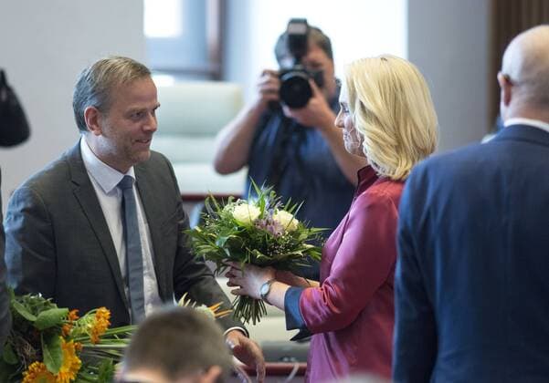 AfD-Landeschef Leif-Erik Holm gratuliert Manuela Schwesig nach ihrer Wahl zur Ministerpräsidentin im Schweriner Landtag. Der Landtag von Mecklenburg-Vorpommern hat Manuela Schwesig (SPD) zur Ministerpräsidentin gewählt. Sie tritt die Nachfolge von Erwin Sellering an. Schwerin Copyright: FrankxHormannx xnordlicht