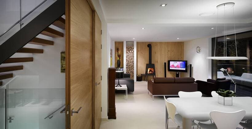 Designklassiker von Arne Jacobsen Open plan interior of private house in Worsley, Salford, Greater Manchester, England, UK. United Kingdom  Copyright: xDanielxHopkinsonx 12464-260-1