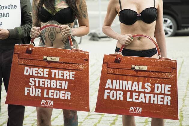 Themen der Woche Bilder des Tages July 4, 2017 - Berlin, Germany - A group of people protest against the use of furs and leather in fashion before the beginning of the Mercedes-Benz Berlin Fashion Week Spring Summer 2018 in front of Jandorf Kaufhaus in Berlin, Germany on July 4, 2017. Berlin Germany  - ZUMAn230 20170704_zaa_n230_143 Copyright: xEmmanuelexContinix