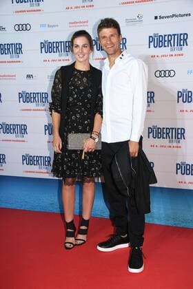 Thomas Müller mit Ehefrau Lisa Premiere Das Pubertier - Der Film Mathäser Filmpalast München 04. Juli 2017