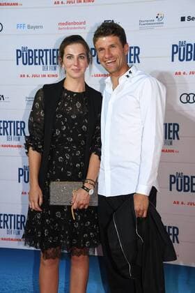 Thomas Müller mit Ehefrau Lisa Premiere Das Pubertier - Der Film Mathäser Filmpalast München 04. Juli 2017