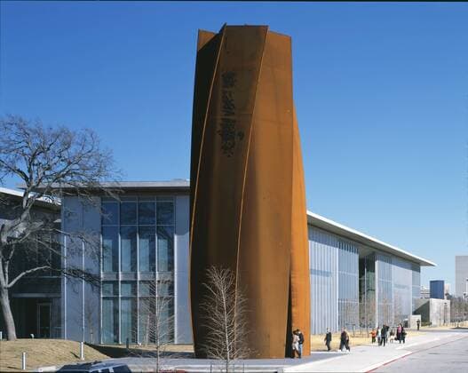 Architektur von Tadao Ando The Museum of Modern Art, Fort Worth, Texas (2002) Exterior with rust sculptural form. Architect: Tadao Ando Forth Worth Texas USA  Copyright: xJohnxEdwardxLindenx 10562-10-1
