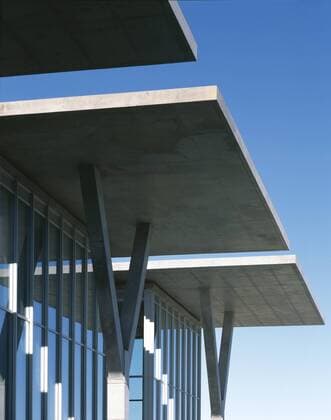 Architektur von Tadao Ando The Museum of Modern Art, Fort Worth, Texas. 2002. Exterior detail of the suspended concrete canopies. Architect: Tadao Ando Fort Worth Texas USA  Copyright: xJohnxEdwardxLindenx 10562-70-1
