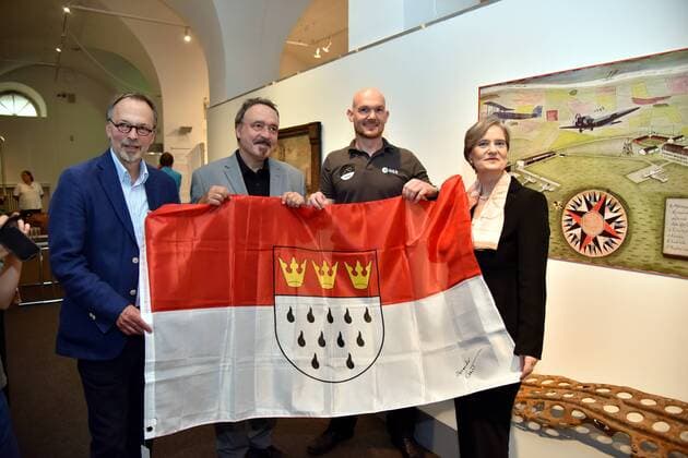 Bilder des Tages Michael Euler Schmidt, stellvertretender Direktor Kölnisches Stadtmuseum, l-r, Mario Kemp, Direktor Kölnisches Stadt Museum, Astronaut Alexander Gerst und Susanne Laugwitz – Aulbach, Beigeordnete für Kunst und Kultur der Stadt Köln. Der Astronaut Alexander Gerst übergibt am 05.07.2017 in Köln dem Kölnischen Stadtmuseum eine Fahne der Stadt Köln mit Stadtwappen die er 2014 mit in der Raumstation ISS hatte. Sie war 166 Tage im All und umkreiste 2566 mal die Erde.