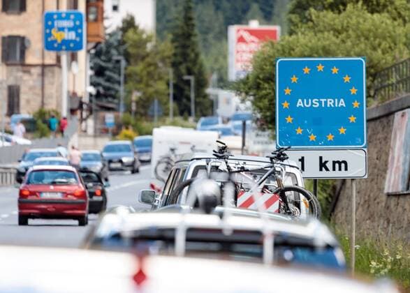 Brenner Ort 05.07.2017, Brenner, AUT, Oesterreich bereitet Grenzkontrollen zu Italien vor, im Bild Bundesstrassen Grenzuebergang Brenner Ort in Richtung Oesterreich Border crossing Brenner towards Austria. Austria prepares border controls to Italy at the Brenner Pass. Brenner, Austria on 2017 07 05.  EX_GRO