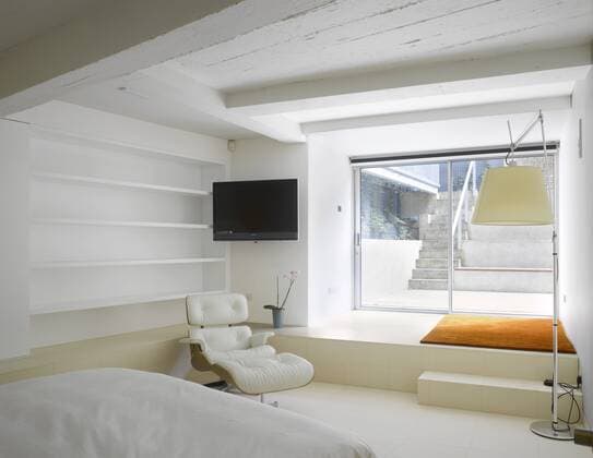 Designklassiker von Ray und Charles Eames Bedroom with view to roof access in Loft Apartment, Islington, London, UK., Architects: Architects: Paul Archer Design United Kingdom  Copyright: xWillxPrycex 12500-110-1