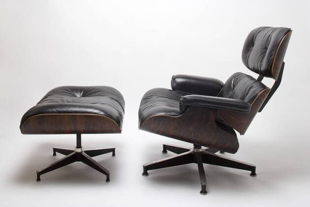 Designklassiker von Ray und Charles Eames Eames Lounge Chair (670) and Ottoman (671), 1956 for Herman Miller. Designer: Charles and Ray Eames  Copyright: xGxJacksonx 12528-10-1