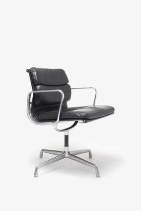 Designklassiker von Ray und Charles Eames EA 208 Soft Pad Aluminium Group Chair, American, manufactured by Herman Miller. Designer: Charles and Ray Eames  Copyright: xGxJacksonx 12528-1980-1