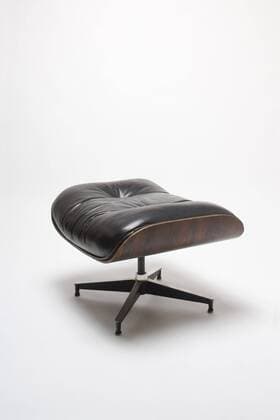 Designklassiker von Ray und Charles Eames Eames Lounge Chair Ottoman (671), 1956 for Herman Miller. Designer: Charles and Ray Eames  Copyright: xGxJacksonx 12528-40-1