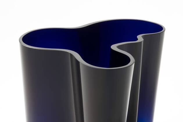 Designklassiker von Alvar Aalto Aalto blue vase by Iittala, 1937. Designer: Alvar Aalto  Copyright: xGxJacksonx 12529-10-1