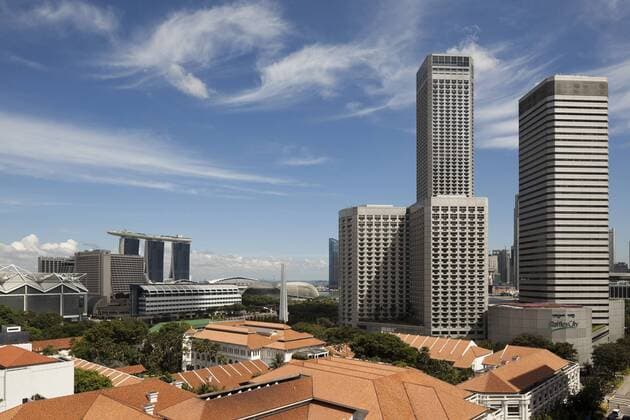 The Raffles City hotel, office and shopping complex was designed by I. M. Pei and Architects 61. It opened in 1986. Raffles Hotel in the foreground. Marina Bay Sands casino and hotel, the Memorial to the Civilian Victims of the Japanese Occupation, or Civilian War Memorial and Esplanade (Durian) arts complex in the background., Architects: Architects: I. M. Pei and Architects 61 Singapore  Copyright: xRobertxSuchx 13186-60-1