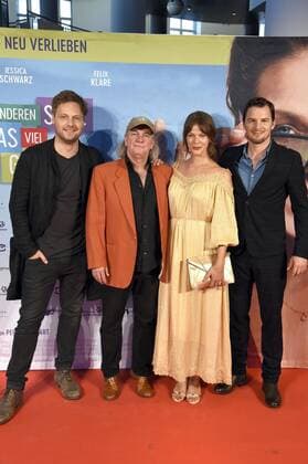 Christoph Letkowski, Pepe Danquart, Jessica Schwarz und Felix Klare bei der Premiere des Kinofilms Auf der anderen Seite ist das Gras viel grüner im Metropolis Kino. Frankfurt, 05.07.2017 Foto:xR.xMurmannx xFuturexImage