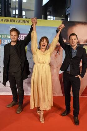 Christoph Letkowski, Jessica Schwarz und Felix Klare bei der Premiere des Kinofilms Auf der anderen Seite ist das Gras viel grüner im Metropolis Kino. Frankfurt, 05.07.2017 Foto:xR.xMurmannx xFuturexImage